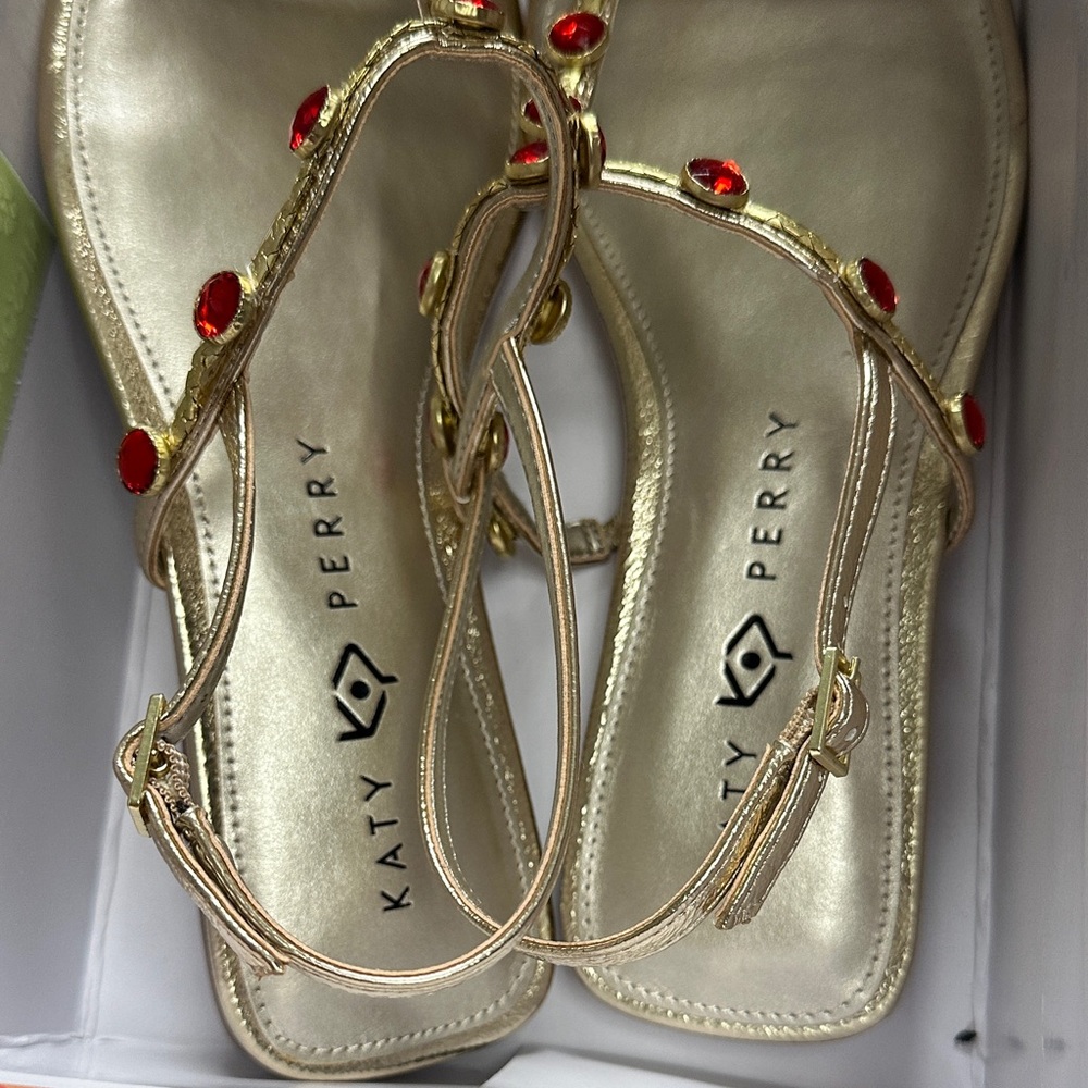 Elegant Gold Sandals with Red Accents - Picture 2 of 5